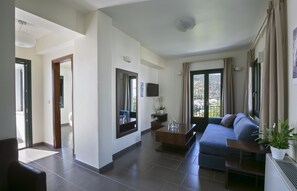 Suite – junior, balkong, sjøutsikt | Oppholdsområde | LCD-TV og iPod-dokkingstasjon