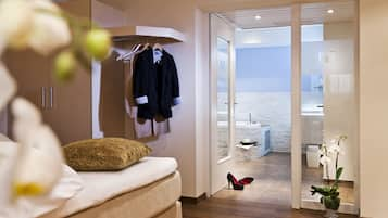 Suite, bubbelbad (SpaSuite (infrared sauna,steamshower)) | Een bureau, geluiddichte muren, gratis wifi, beddengoed