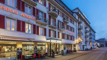Fassade der Unterkunft – Abend/Nacht