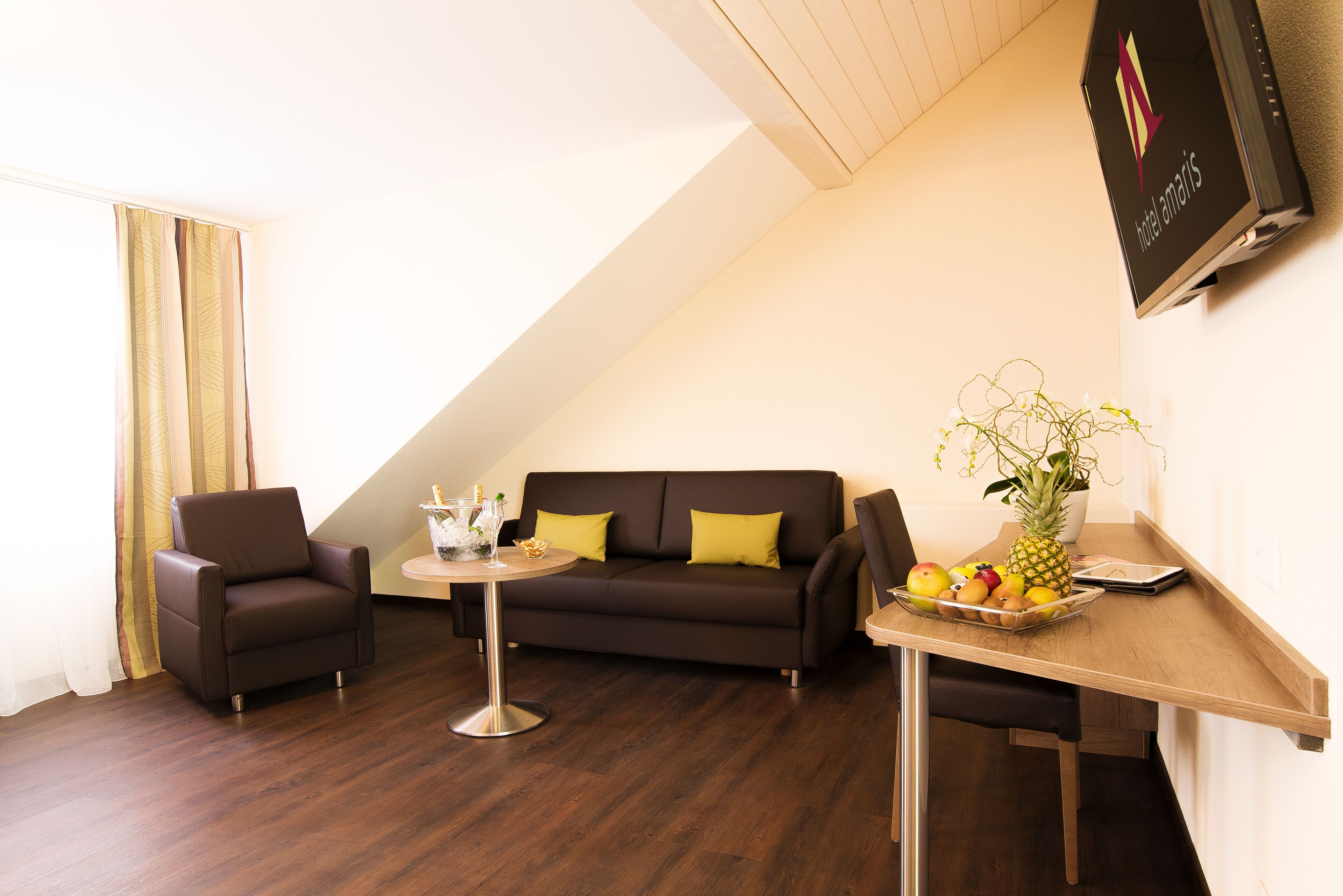 Escritorio, sistema de insonorización, wifi gratis y ropa de cama