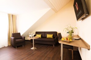 Escritorio, sistema de insonorización, wifi gratis y ropa de cama