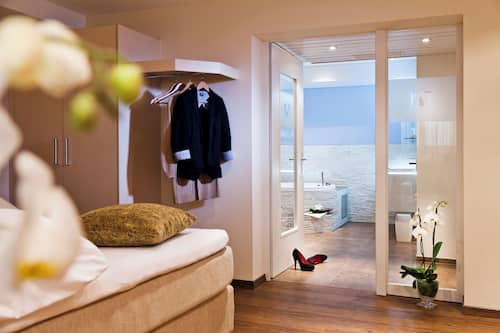 Ilmaiset hygieniatuotteet, hiustenkuivaaja, kylpytakit, pyyhkeet