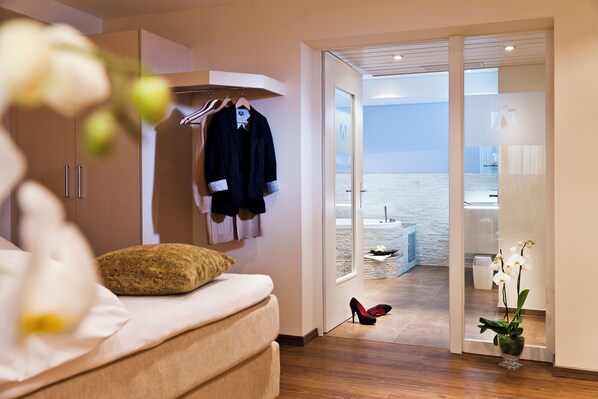 Desk, soundproofing, free WiFi, bed sheets