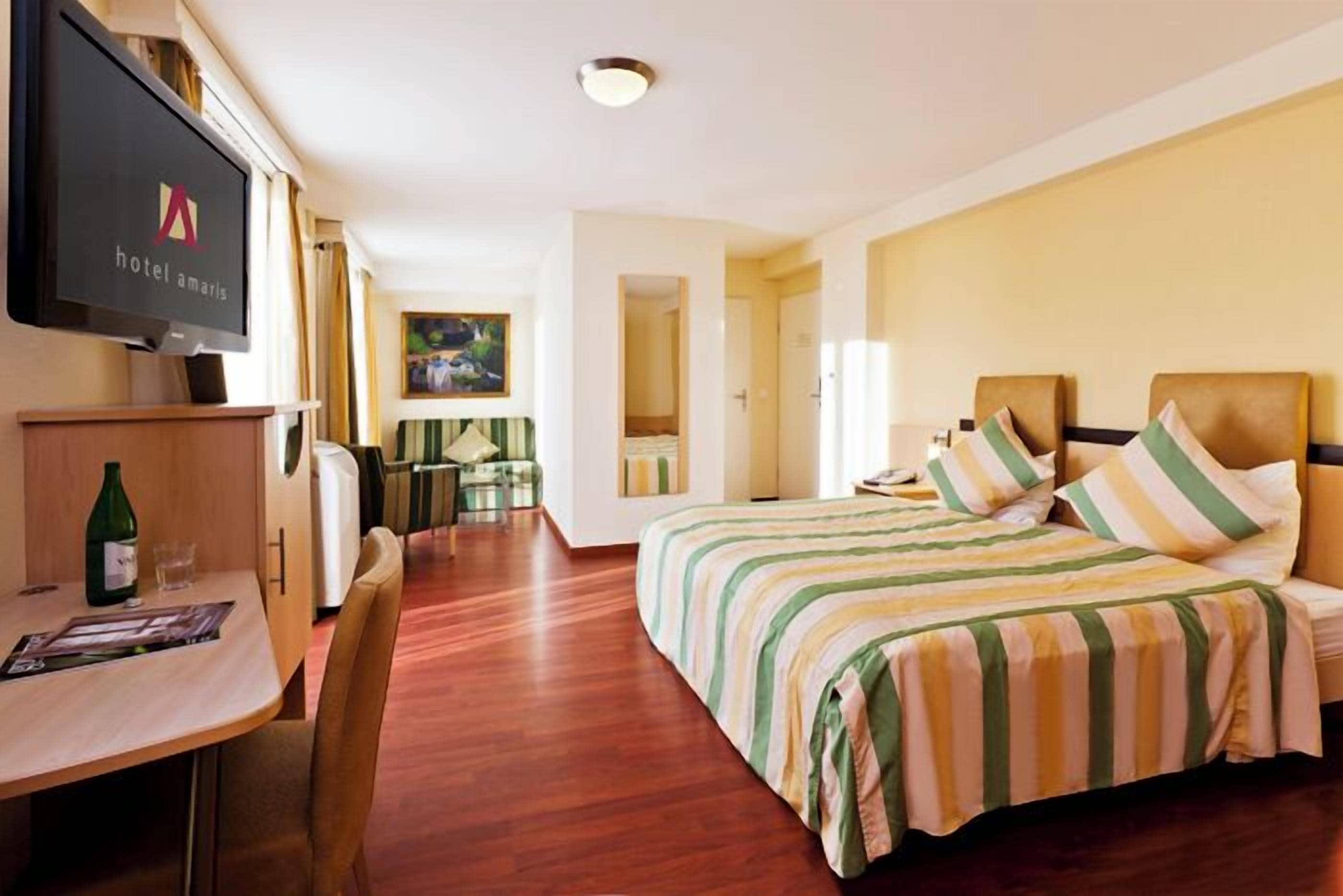 Family Room | Desk, soundproofing, free WiFi, bed sheets