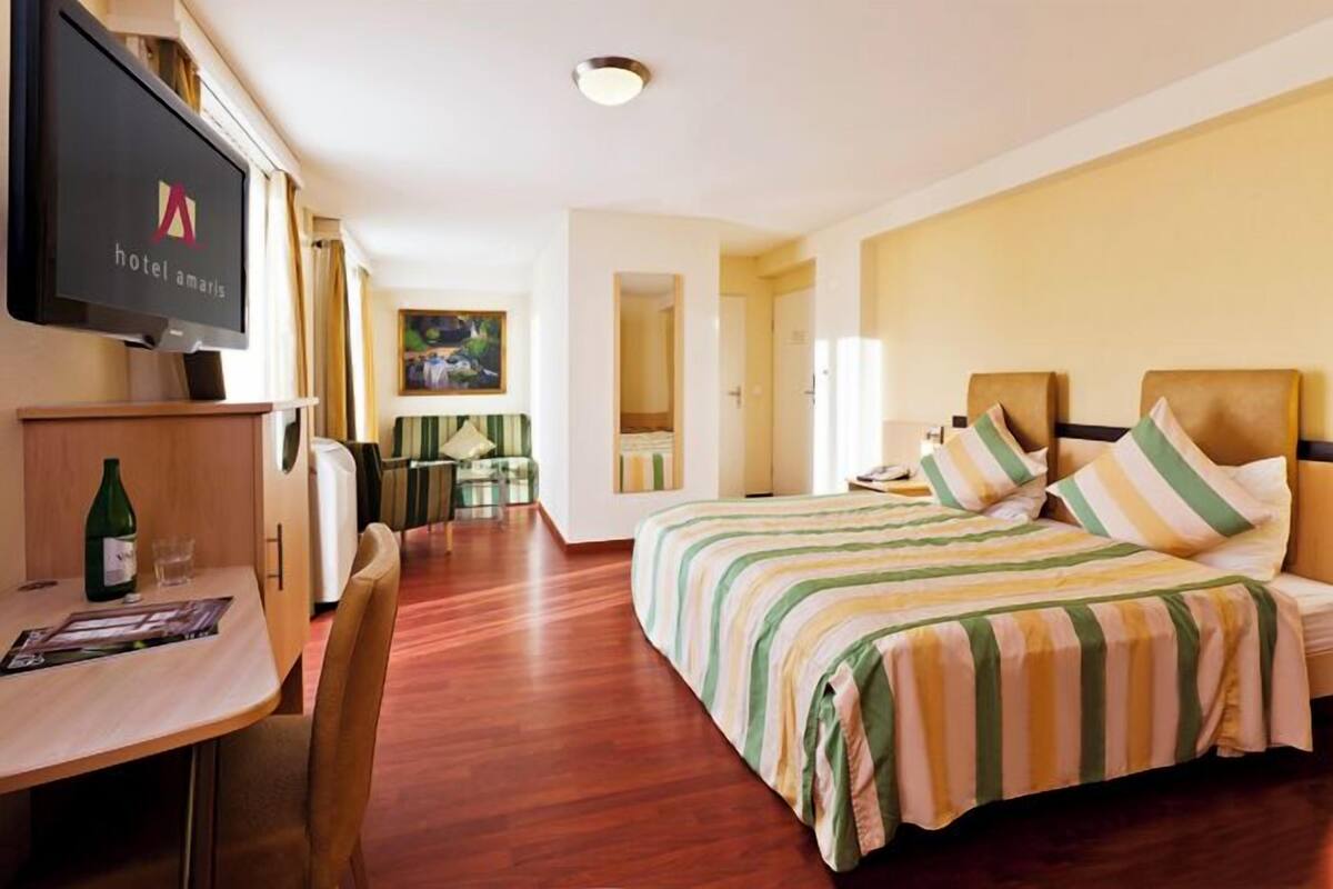 Family Room | Desk, soundproofing, WiFi (free), bed sheets