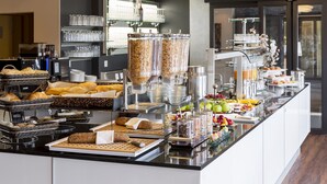 Um buffet com diversos alimentos e bebidas.