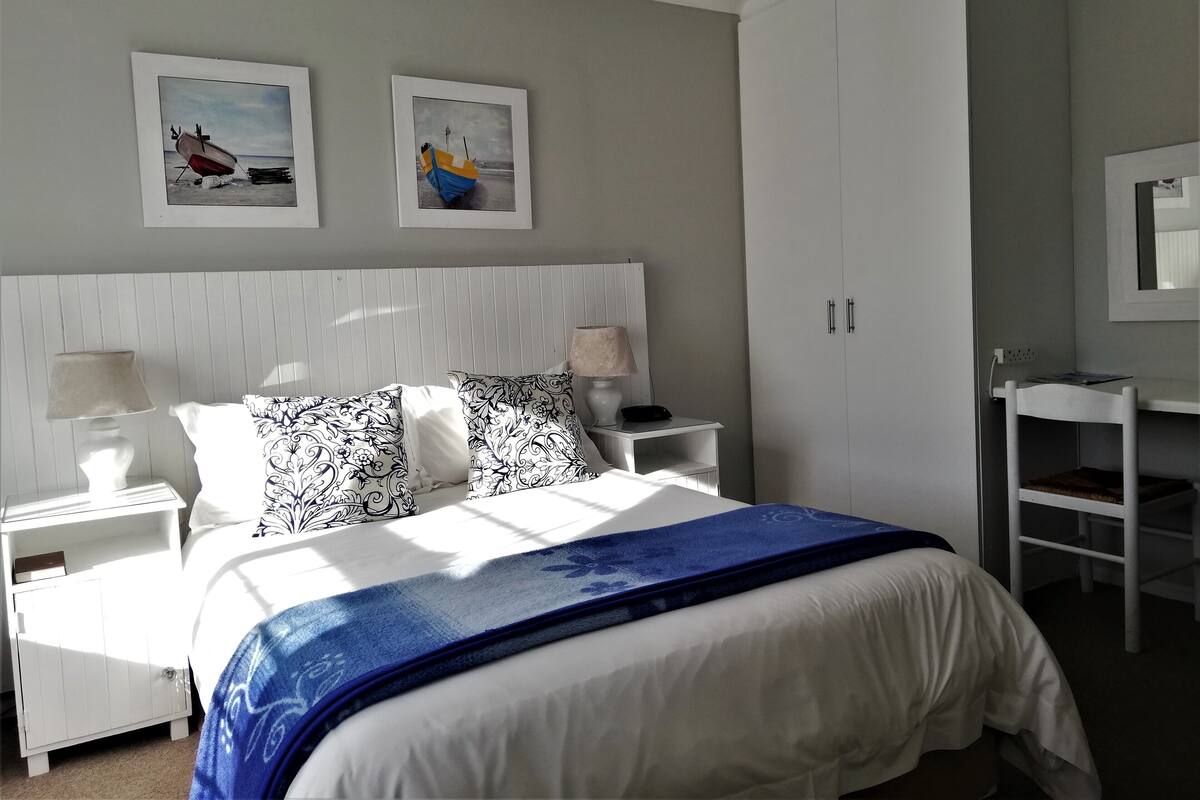 Double Room (en-suite with shower)