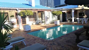 Außenpool, geöffnet von 10:30 Uhr bis 18:30 Uhr, Sonnenschirme