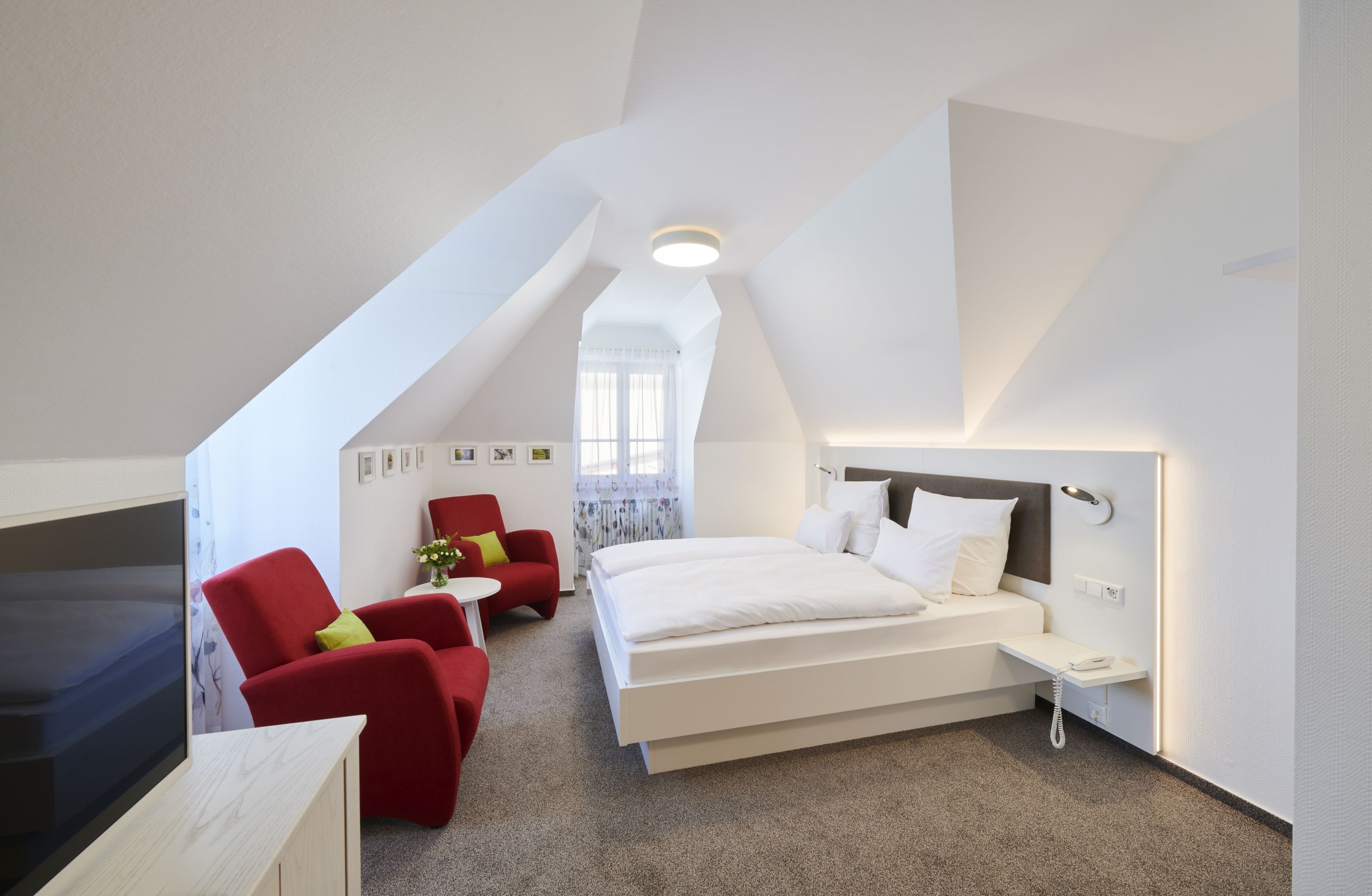 desk, soundproofing, free wifi