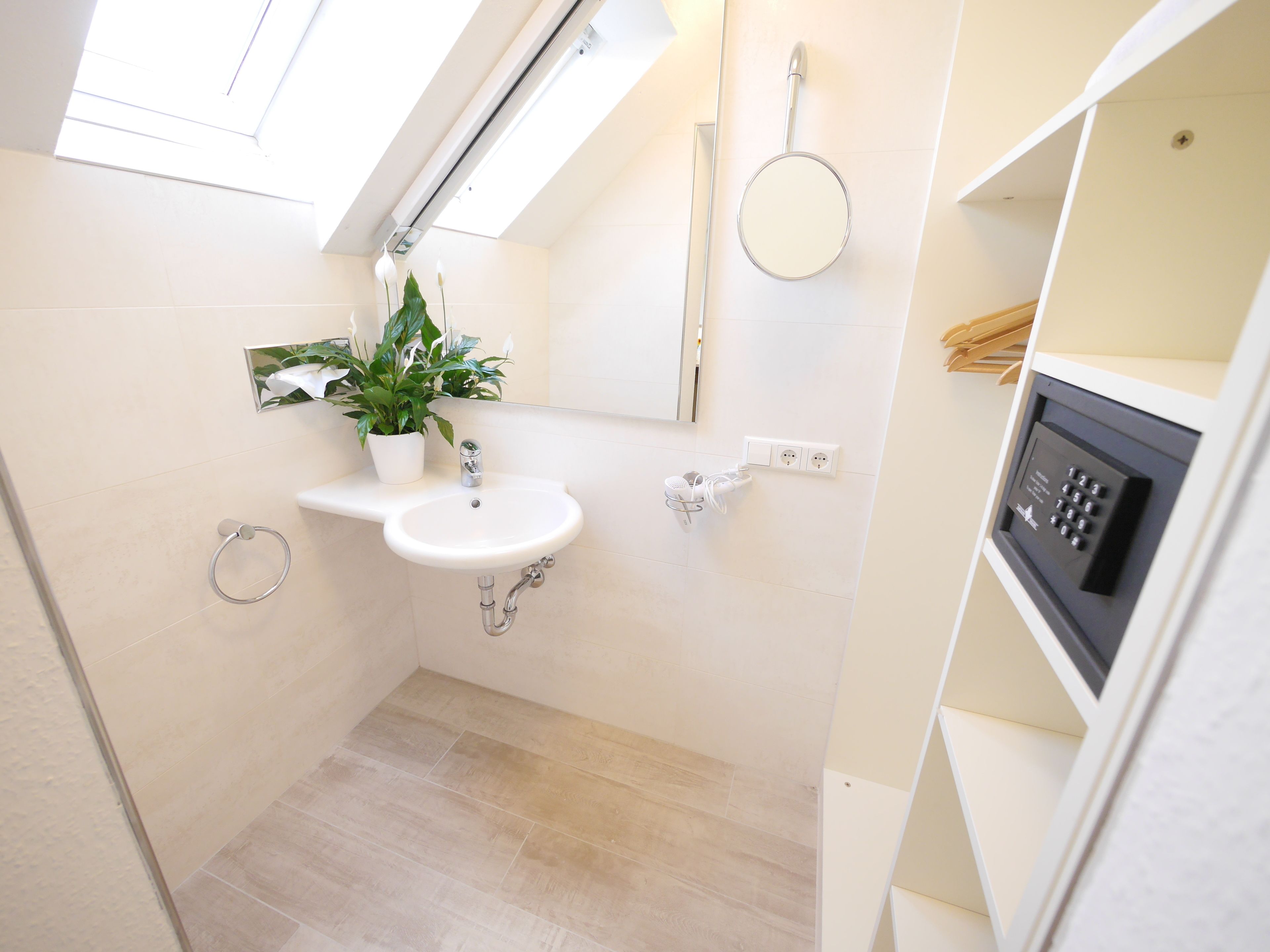 standard single room | bathroom | free toiletries, hair dryer, bathrobes, towels