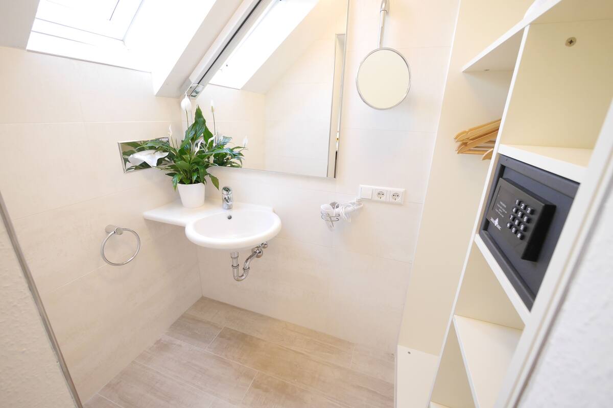 standard single room | bathroom | free toiletries, hair dryer, bathrobes, towels