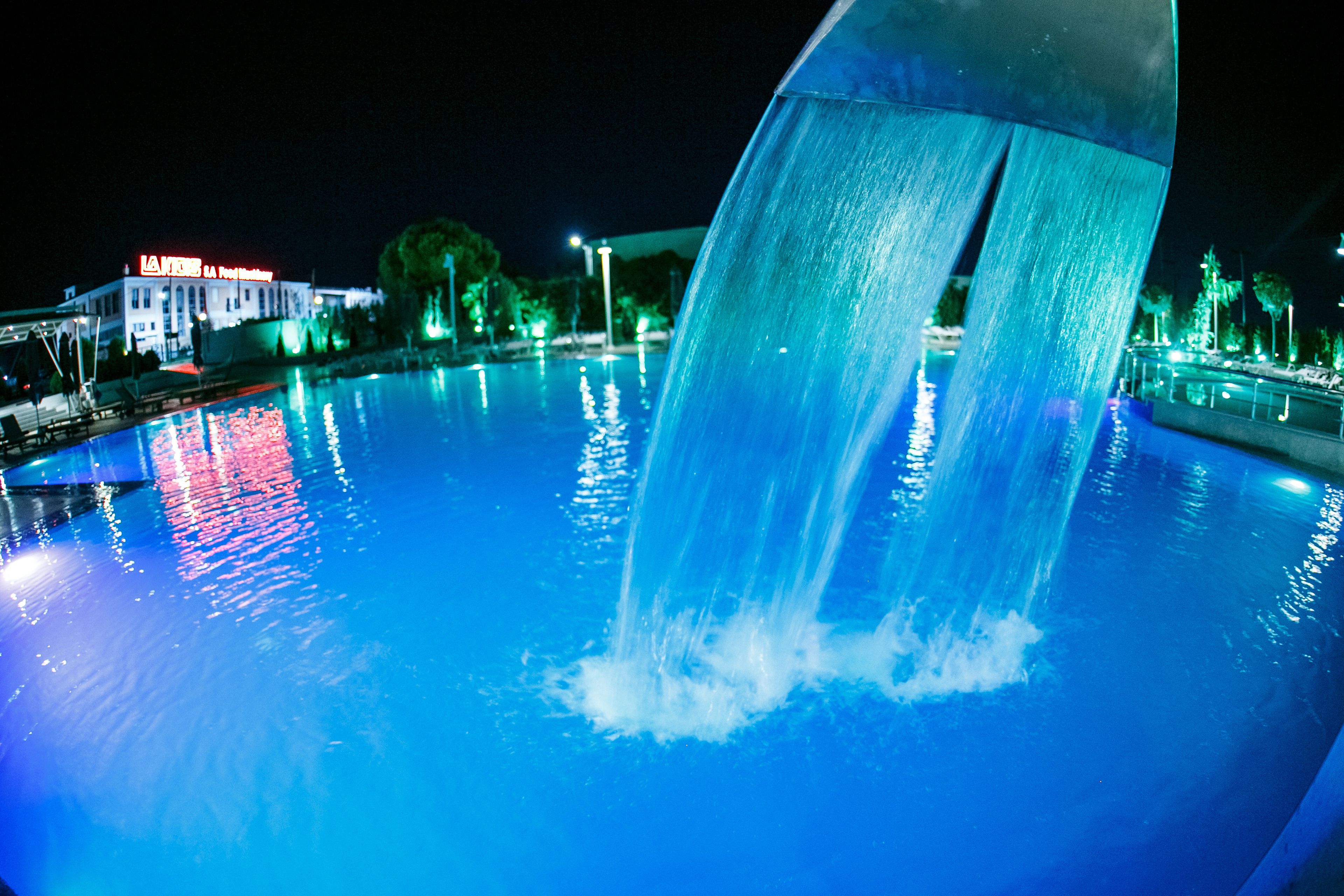 สระว่ายน้ำกลางแจ้ง, สระน้ำตก