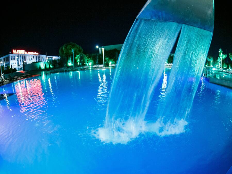 Una piscina al aire libre, una piscina con cascada