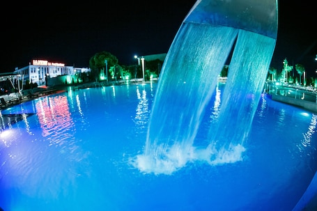 Una piscina al aire libre, una piscina con cascada. Perinthos