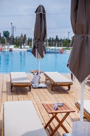 Una piscina al aire libre, una piscina con cascada