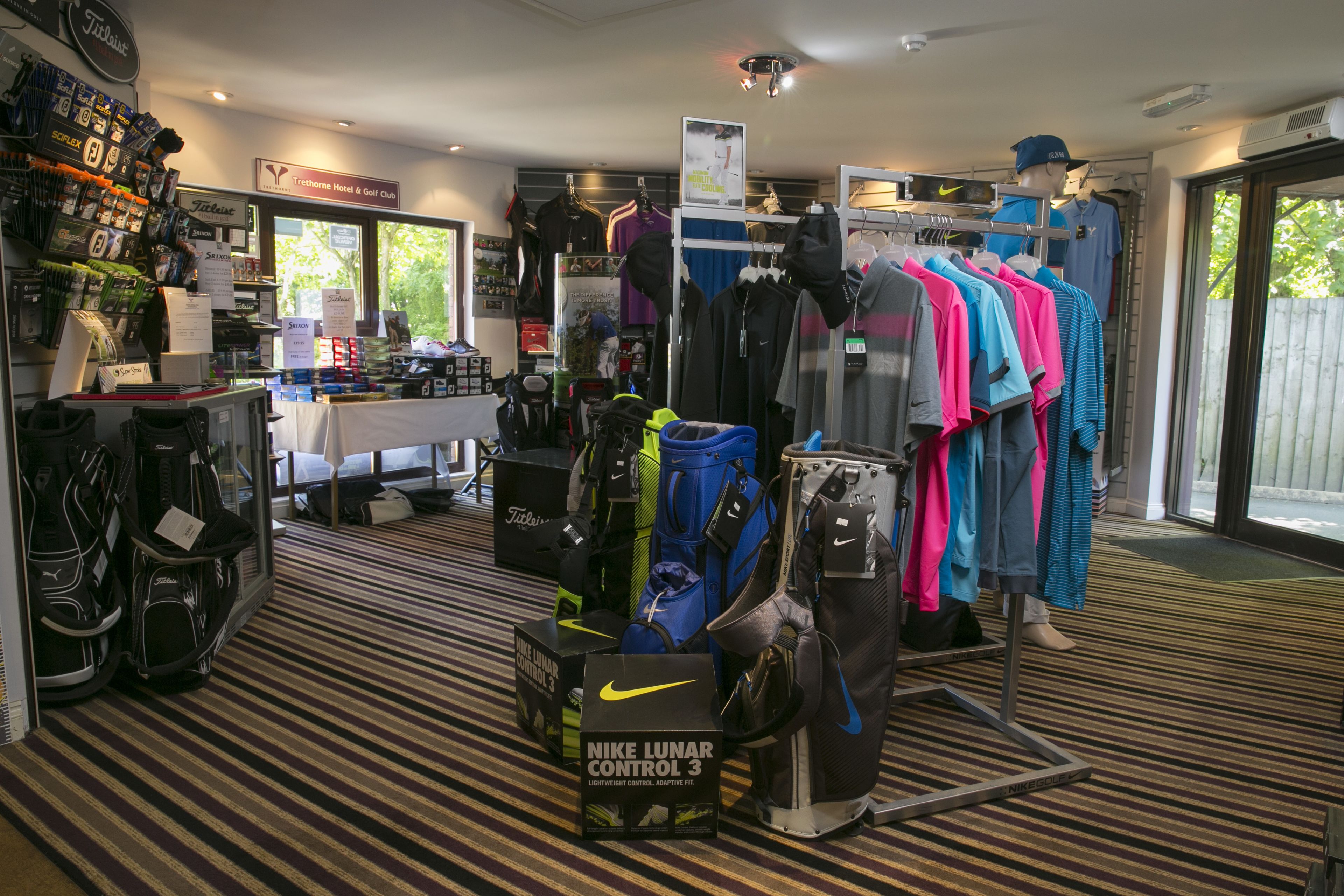 Una tienda de golf con diverso equipo y ropa deportiva.