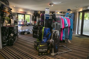 Una tienda de golf con diverso equipo y ropa deportiva.