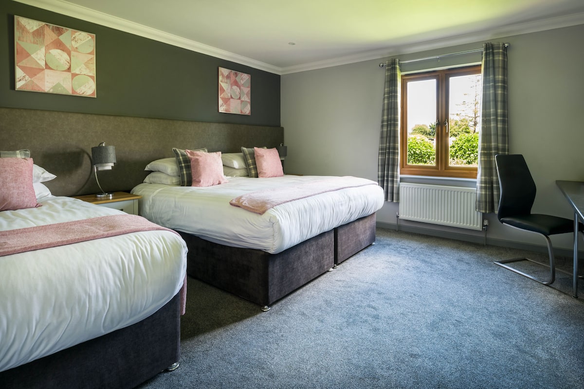 superior triple room | 1 bedroom, desk, iron/ironing board, cots/infant beds