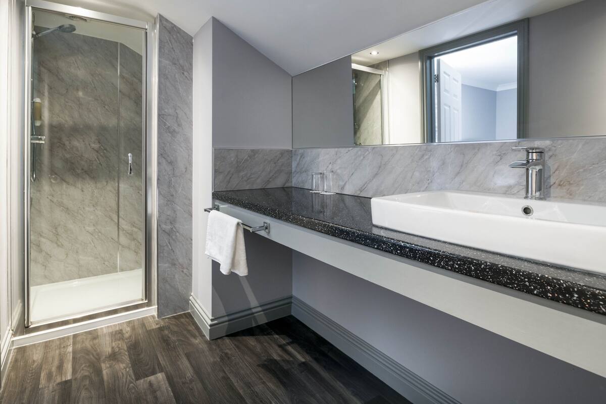 superior triple room | bathroom | shower, towels