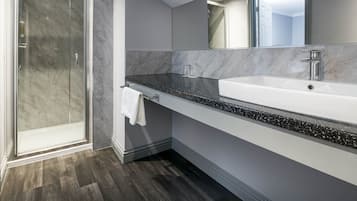 Superior Triple Room | Bathroom | Shower, towels