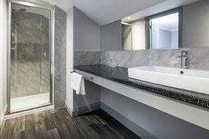 Superior Triple Room | Bathroom | Shower, towels - Trethorne Hotel & Golf Club (Launceston)