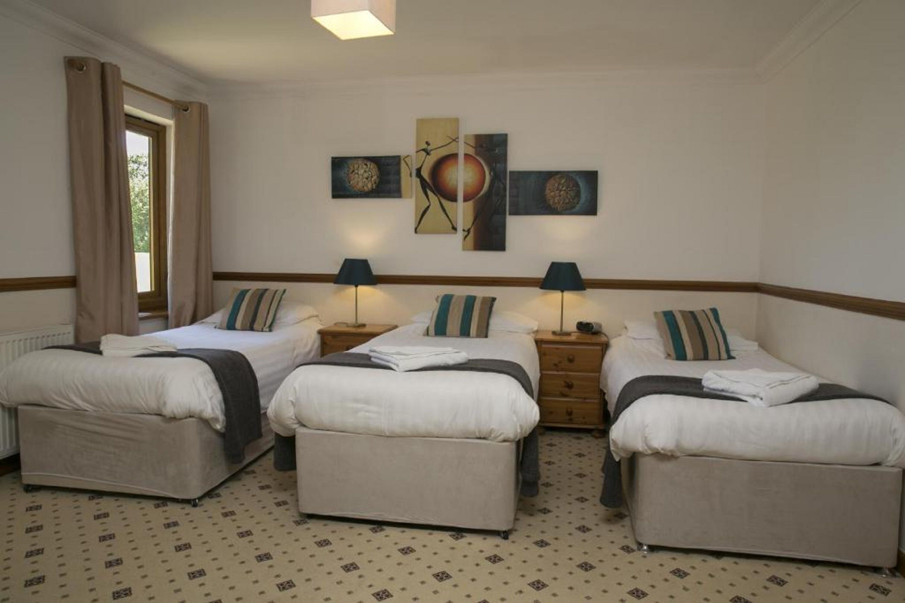 superior triple room | 1 bedroom, desk, iron/ironing board, cots/infant beds