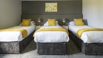 Habitación triple superior | Escritorio, tabla de planchar con plancha, cunas y wifi gratis