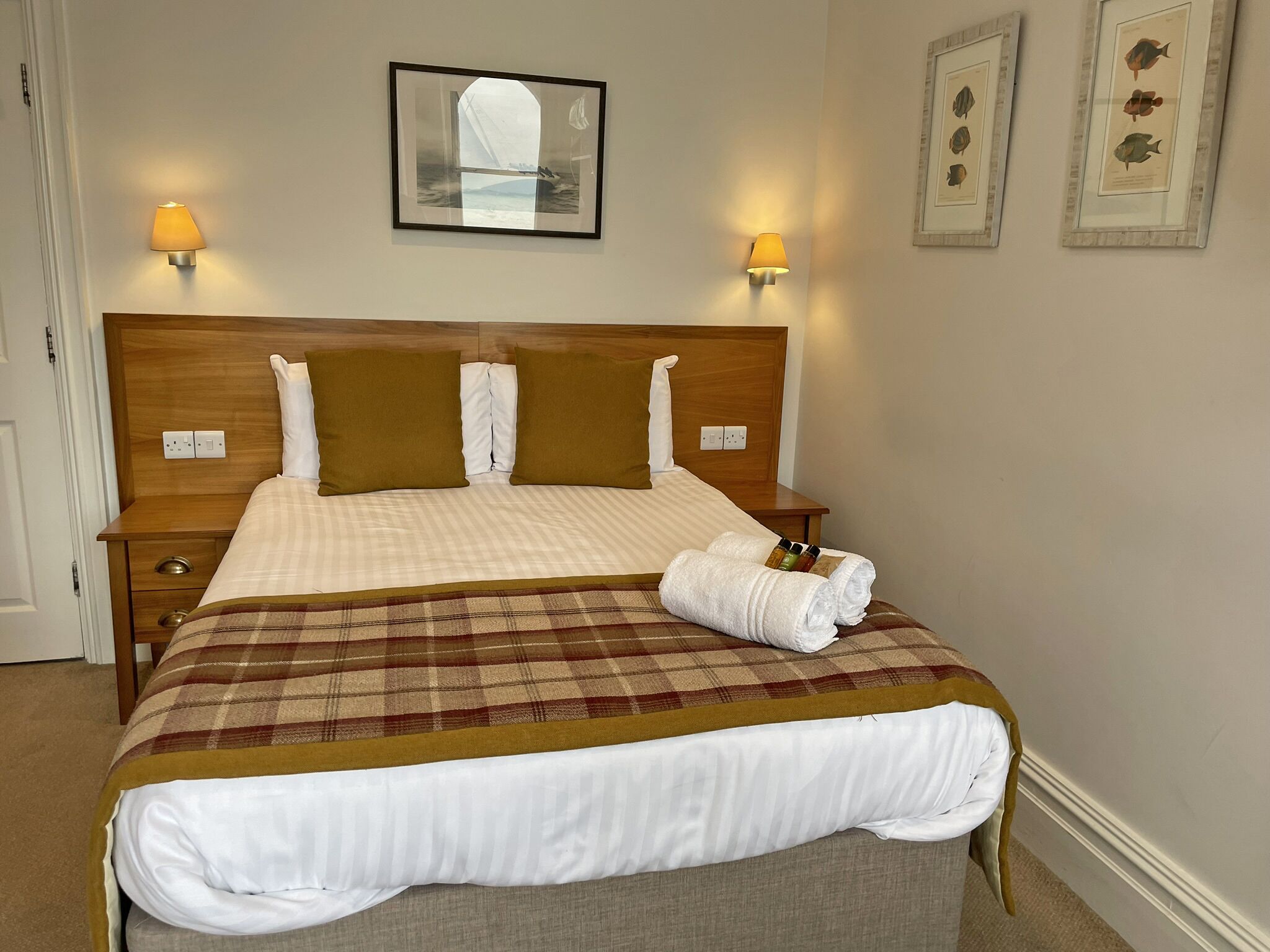 double room (3rd floor) | 1 bedroom, desk, iron/ironing board, free wifi