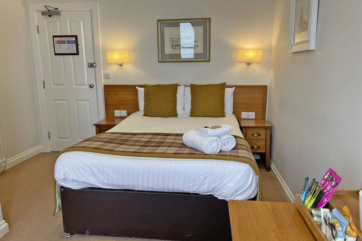 double room (3rd floor) | 1 bedroom, desk, iron/ironing board, free wifi