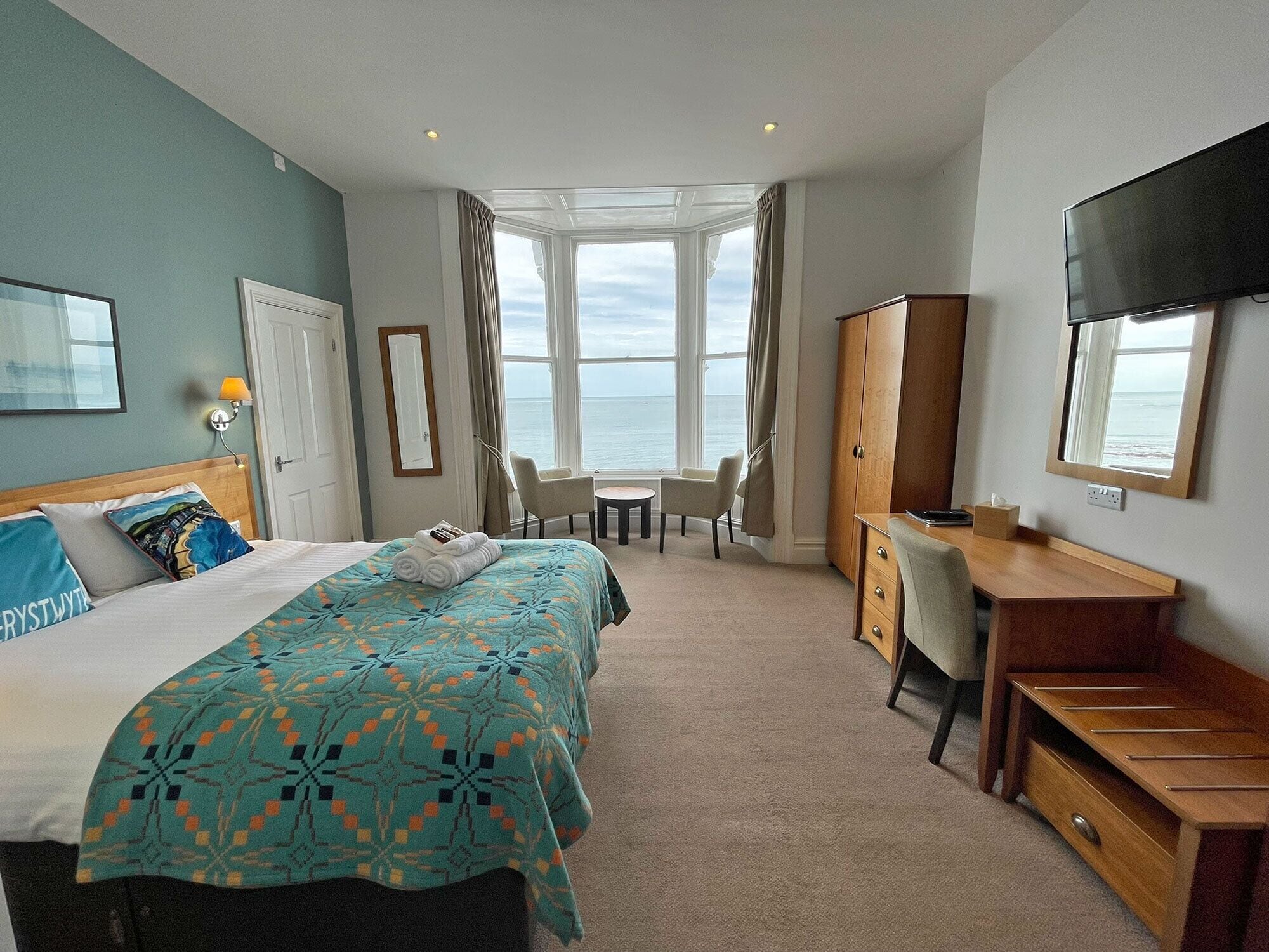 Familierom | Skrivebord, strykejern/-brett, wi-fi (inkludert) og sengetøy