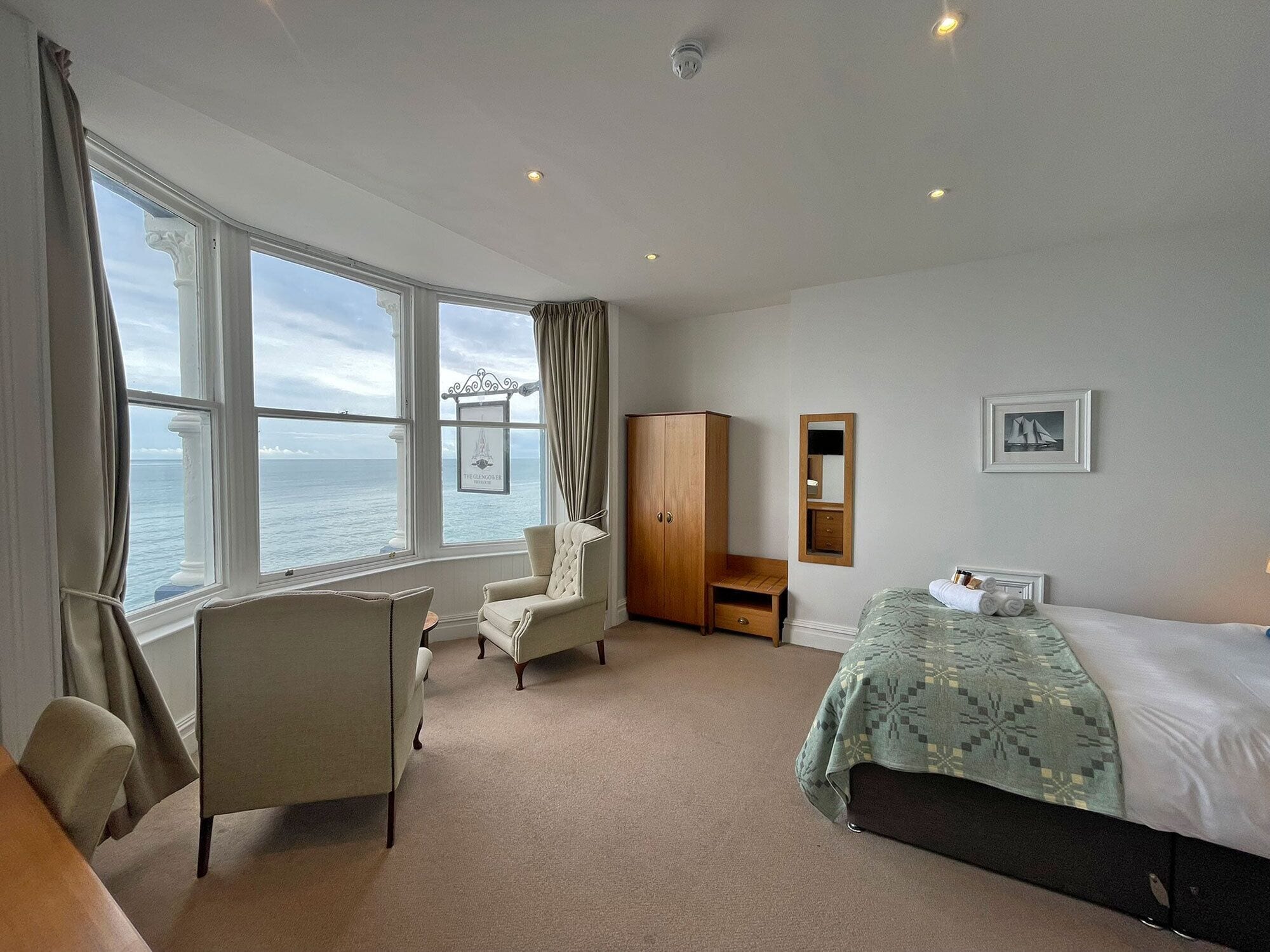 Dobbeltrom, sjøvendt | Skrivebord, strykejern/-brett, wi-fi (inkludert) og sengetøy