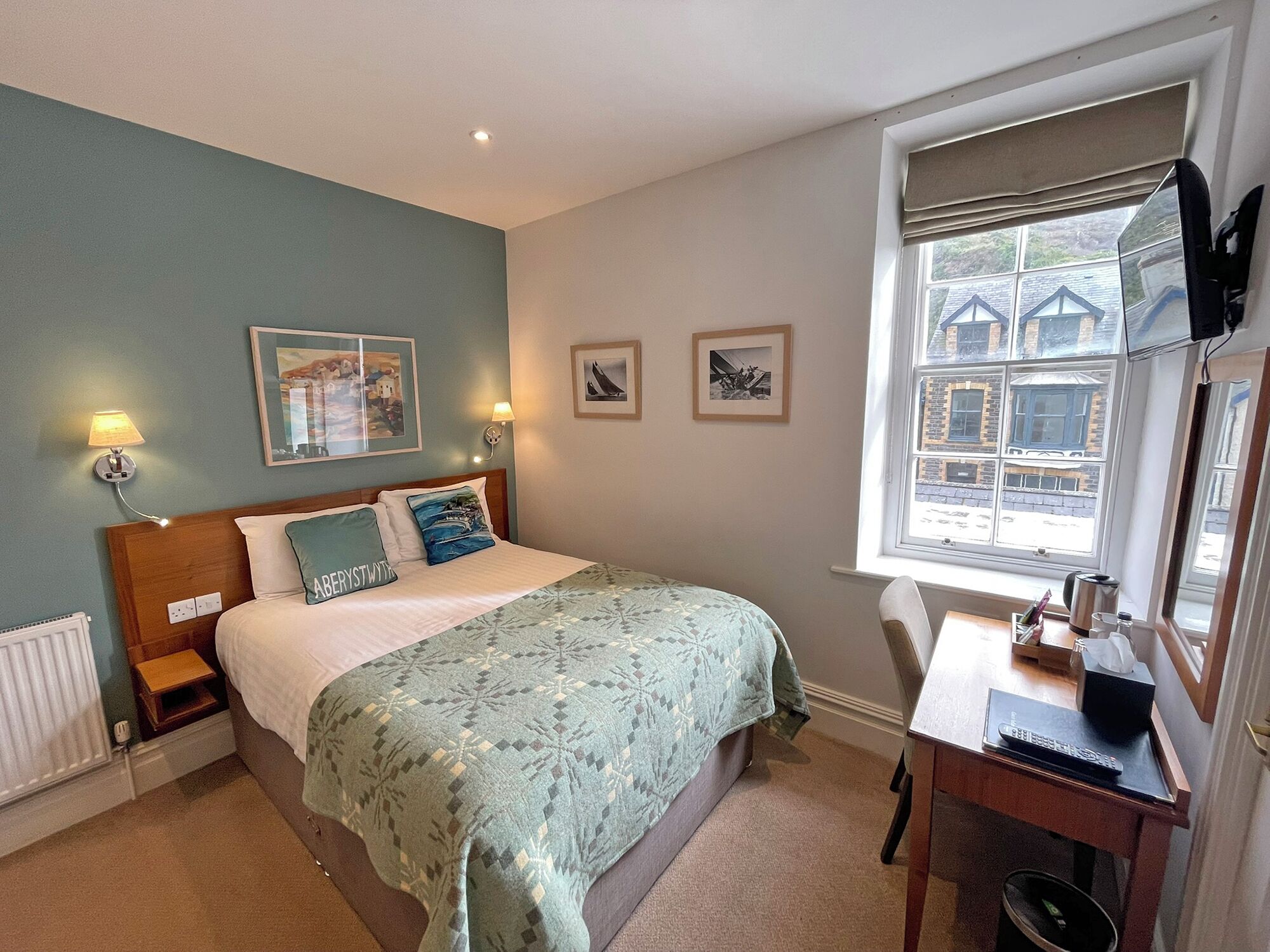 Enkeltrom | Skrivebord, strykejern/-brett, wi-fi (inkludert) og sengetøy