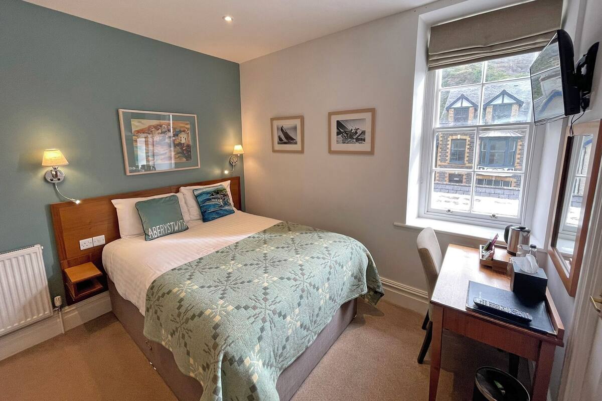 Single Room | Desk, iron/ironing board (on request), WiFi (free), bed sheets