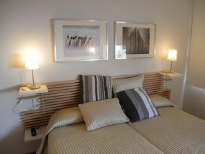 Double Room | Desk, free cots/infant beds, rollaway beds, free WiFi - Dormavalència Hostel (Valencia)