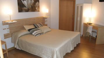 Tweepersoonskamer | Een bureau, gratis babybedden, extra bedden, gratis wifi