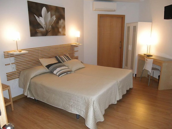 Double Room | Desk, free cribs/infant beds, rollaway beds, free WiFi - Dormavalència Hostel (Valencia)