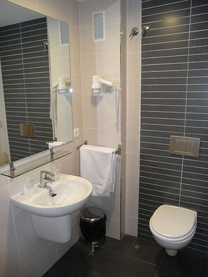 Double Room | Bathroom | Shower, free toiletries, hair dryer - Dormavalència Hostel (Valencia)