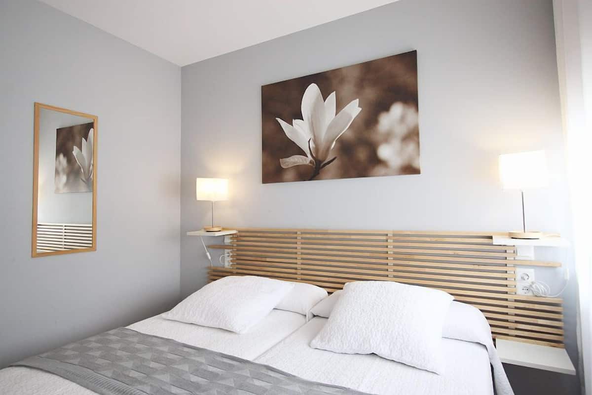 Tweepersoonskamer | Een bureau, gratis babybedden, extra bedden, gratis wifi