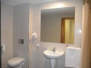 Dusche, kostenlose Toilettenartikel, Haartrockner