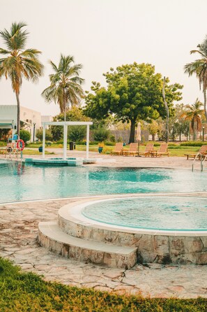 Una piscina al aire libre