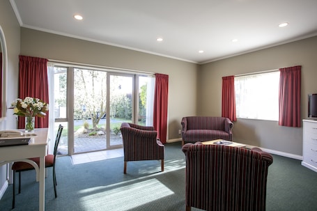Suite, 2 Bedrooms | Living area | 32-inch LCD TV with digital channels, TV. Cornwall Motor Lodge