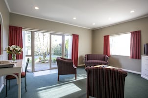 Suite, 2 habitaciones | Zona de estar | Televisión LCD de 32 pulgadas con canales digitales, una televisión