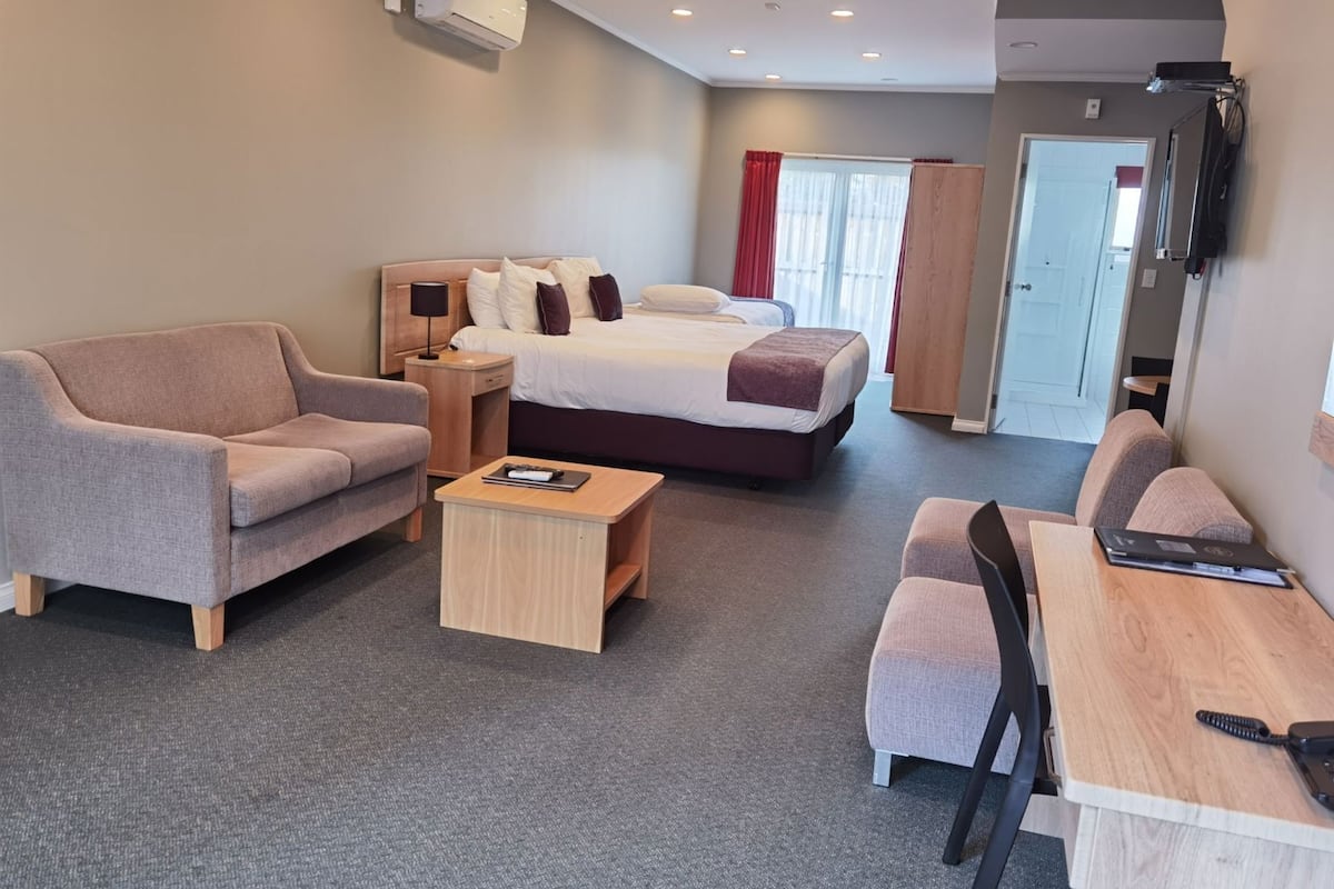 Escritorio, tabla de planchar con plancha, wifi gratis y ropa de cama