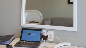 Suite, 1 Bedroom | In-room business centre