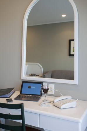 Suite, 1 habitación | Centro de negocios en la habitación