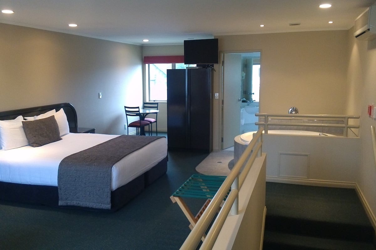 Escritorio, tabla de planchar con plancha, wifi gratis y ropa de cama