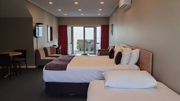 Zweibettzimmer | Schreibtisch, Bügeleisen/Bügelbrett, kostenloses WLAN, Bettwäsche