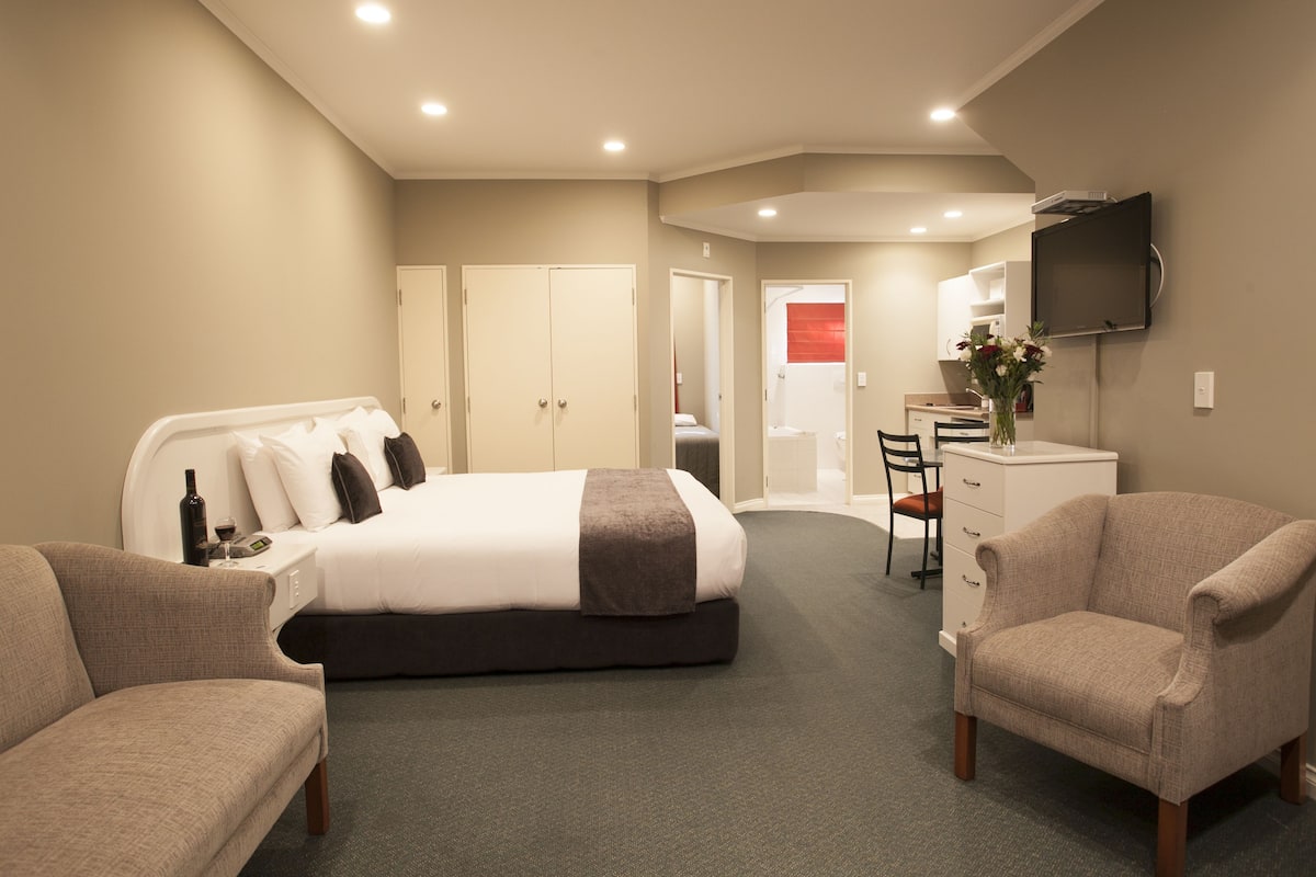 Escritorio, tabla de planchar con plancha, wifi gratis y ropa de cama