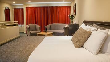 Executive Studio Suite, 1 Katil Raja (King) | Ruang tamu | 32 inci televisyen LCD dengan digital, TV