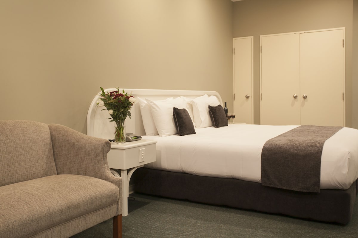 Suite, 1 chambre, accessible aux personnes à mobilité réduite | Bureau, fer et planche à repasser, Wi-Fi gratuit, draps fournis